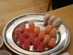 銀色の大皿に盛り付けられた、まぐろやサーモン、はまちの握り寿司
