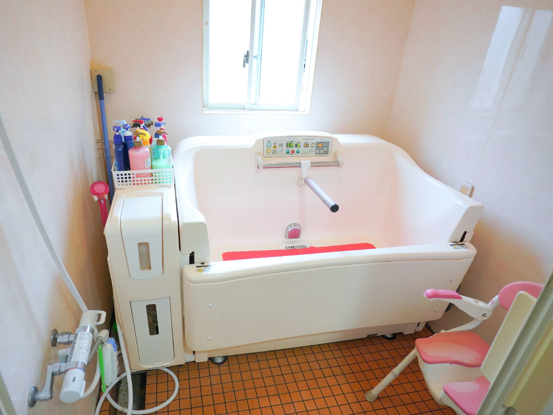 介護用の機器が設置された浴室