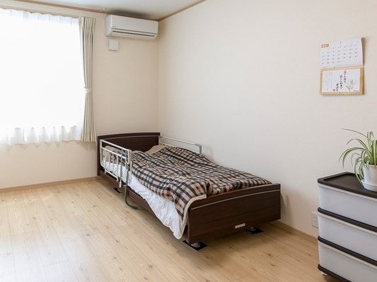エアコンやベッドが付いた居室には、観葉植物が置かれた収納ケースもある。