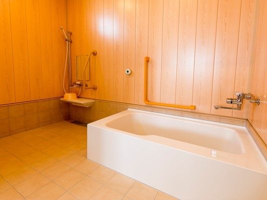 洗い場が広い浴室には一人用の白い浴槽が付き、シャワーもある。