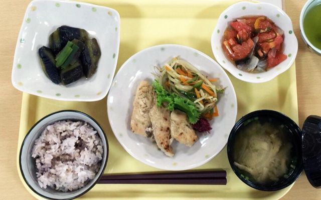 揚げ物やモヤシ炒め、茄子の煮びたしや、ごはんと味噌汁が付いた献立