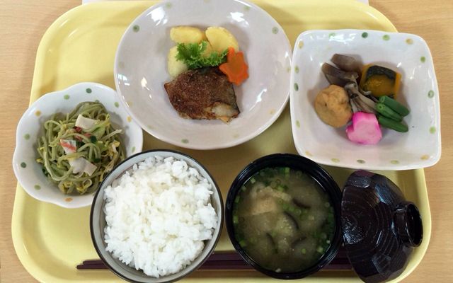 焼き魚と野菜の煮物、そばとごはんと味噌汁のセット