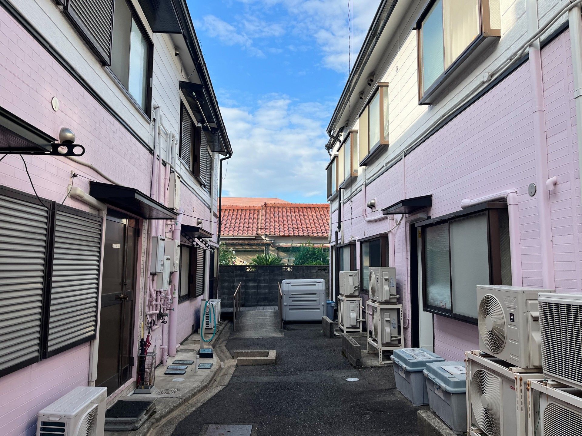 室外機やBOXが2つおいてある外観