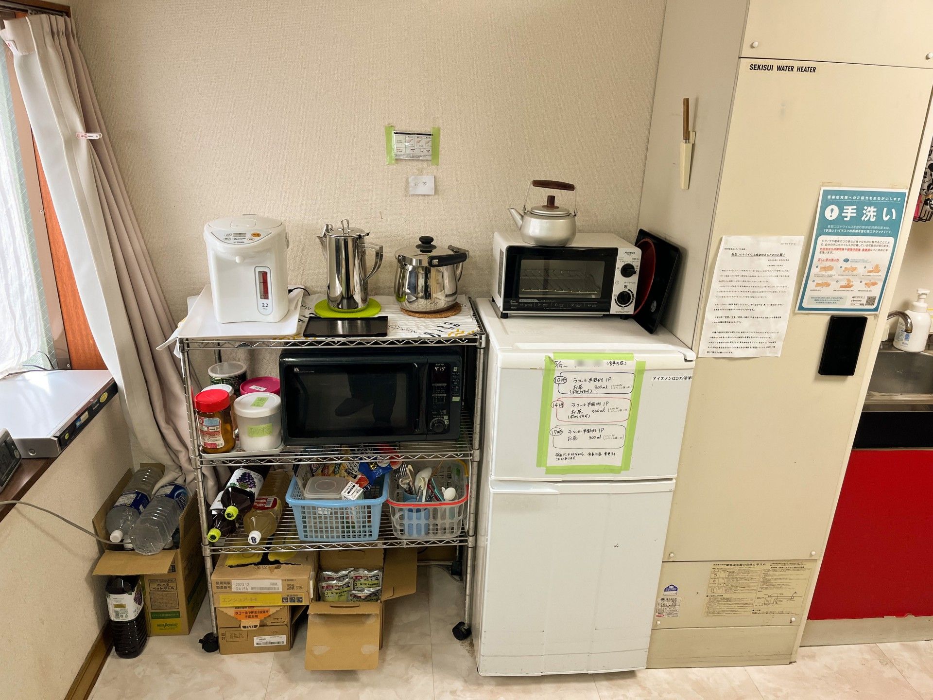 調味料や飲み物が置いてあるラックがある