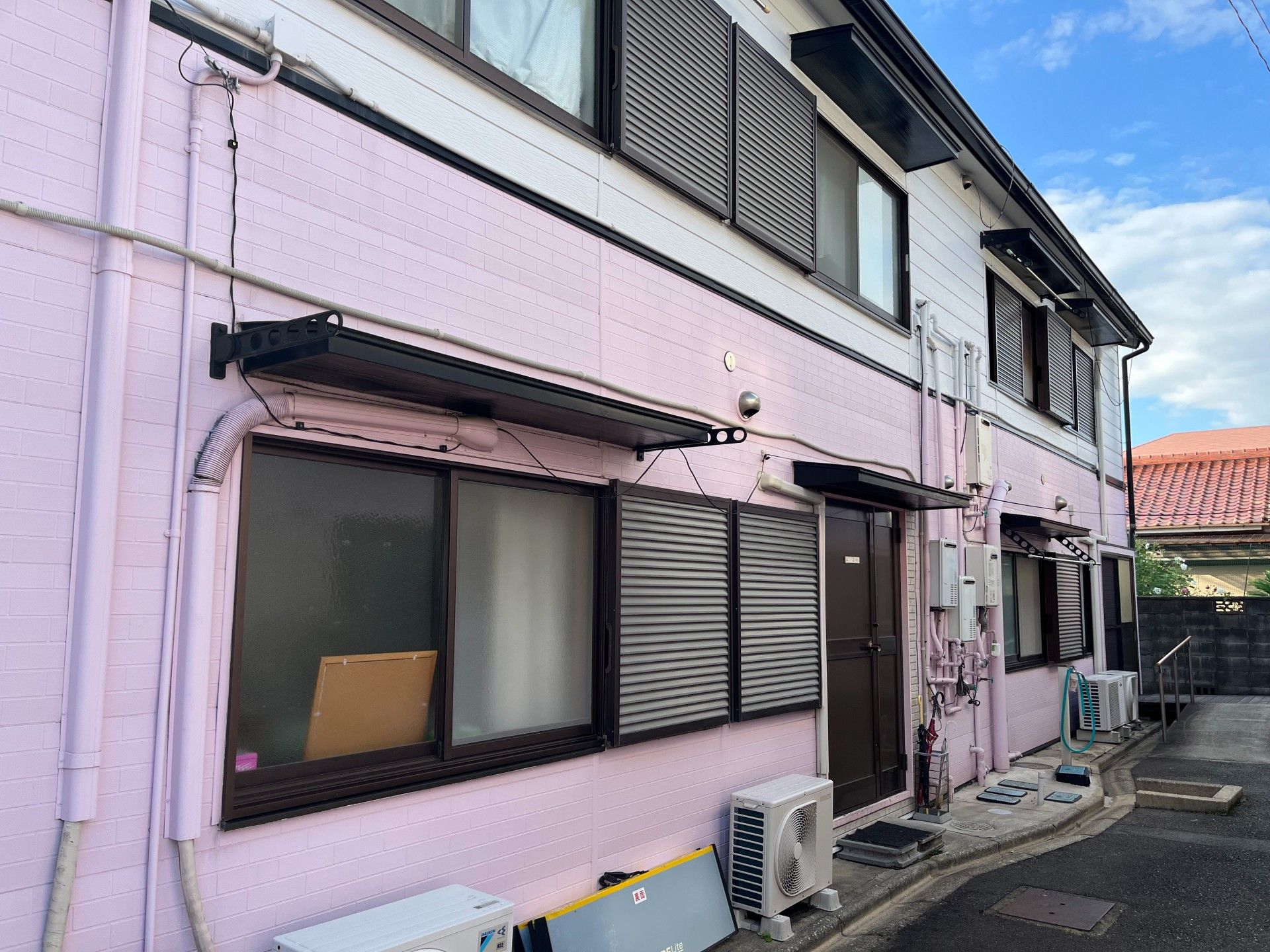ピンク色を基調とした建物