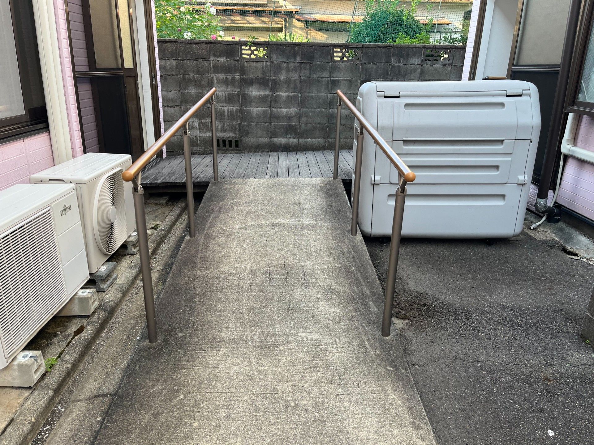 両サイドに手すりがついたスロープがある