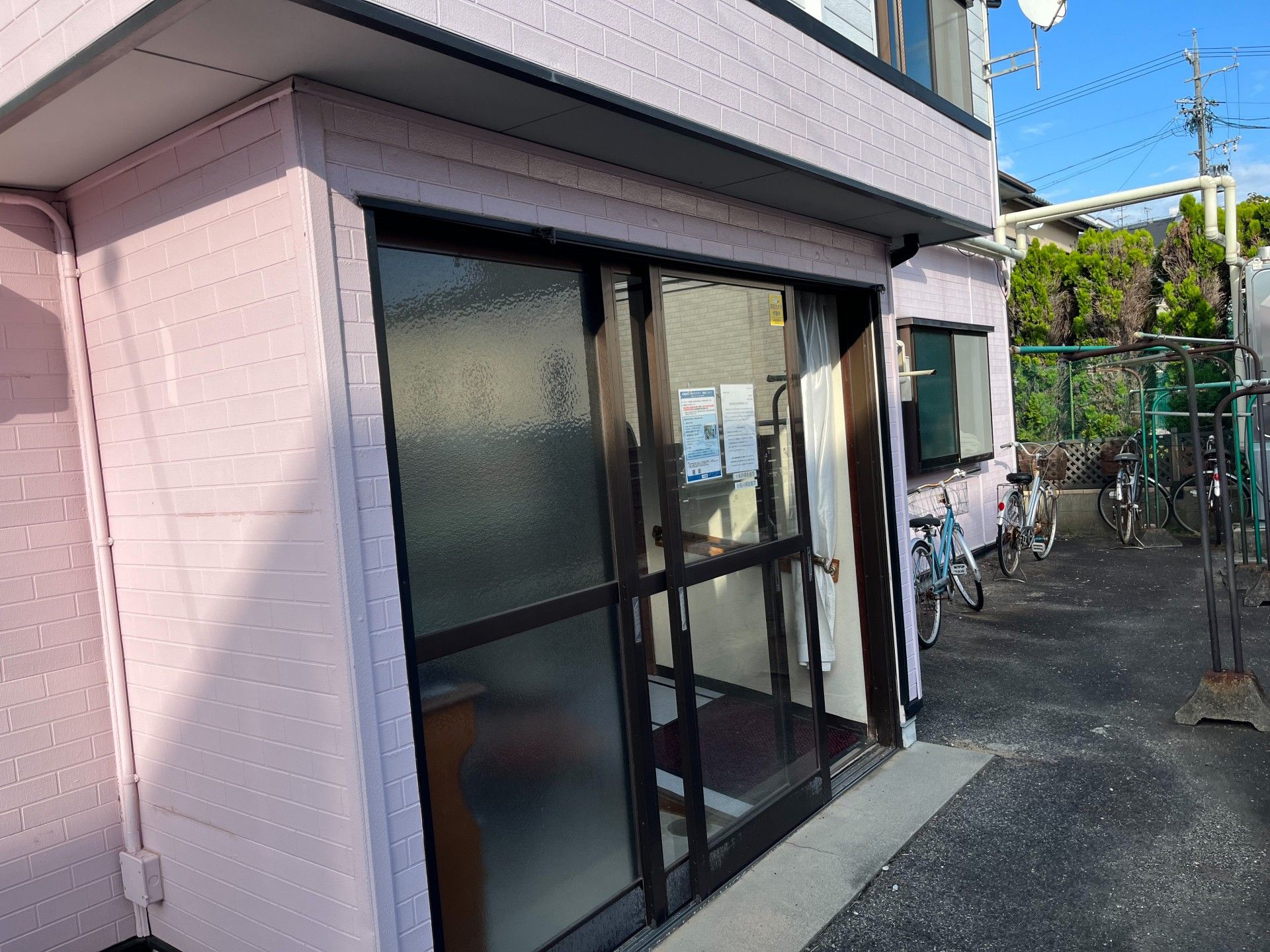 ピンクを基調とした2階建て