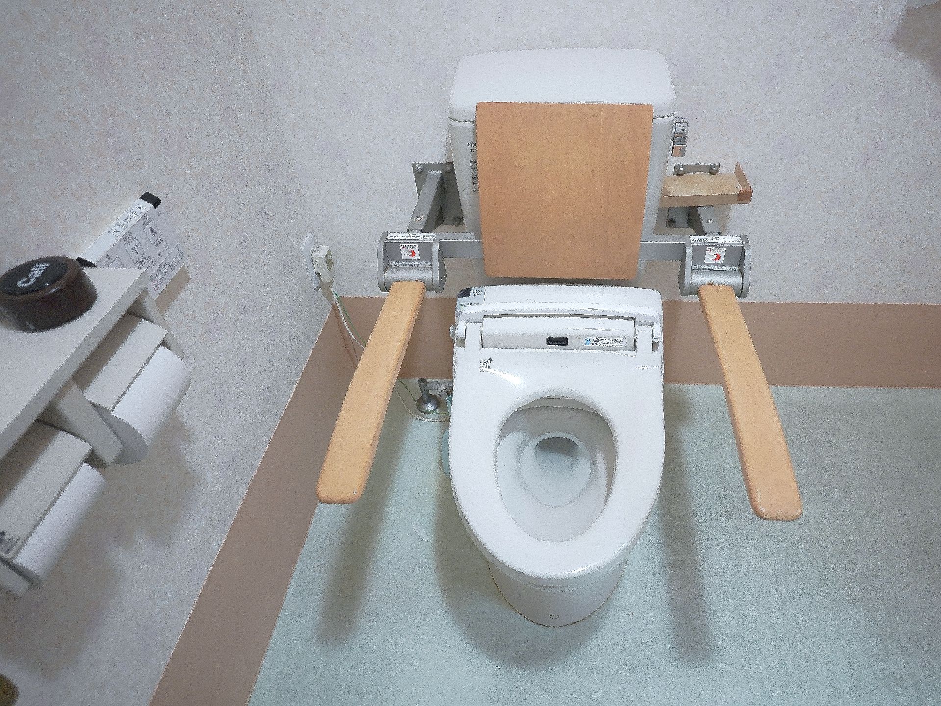手すりのあるトイレ