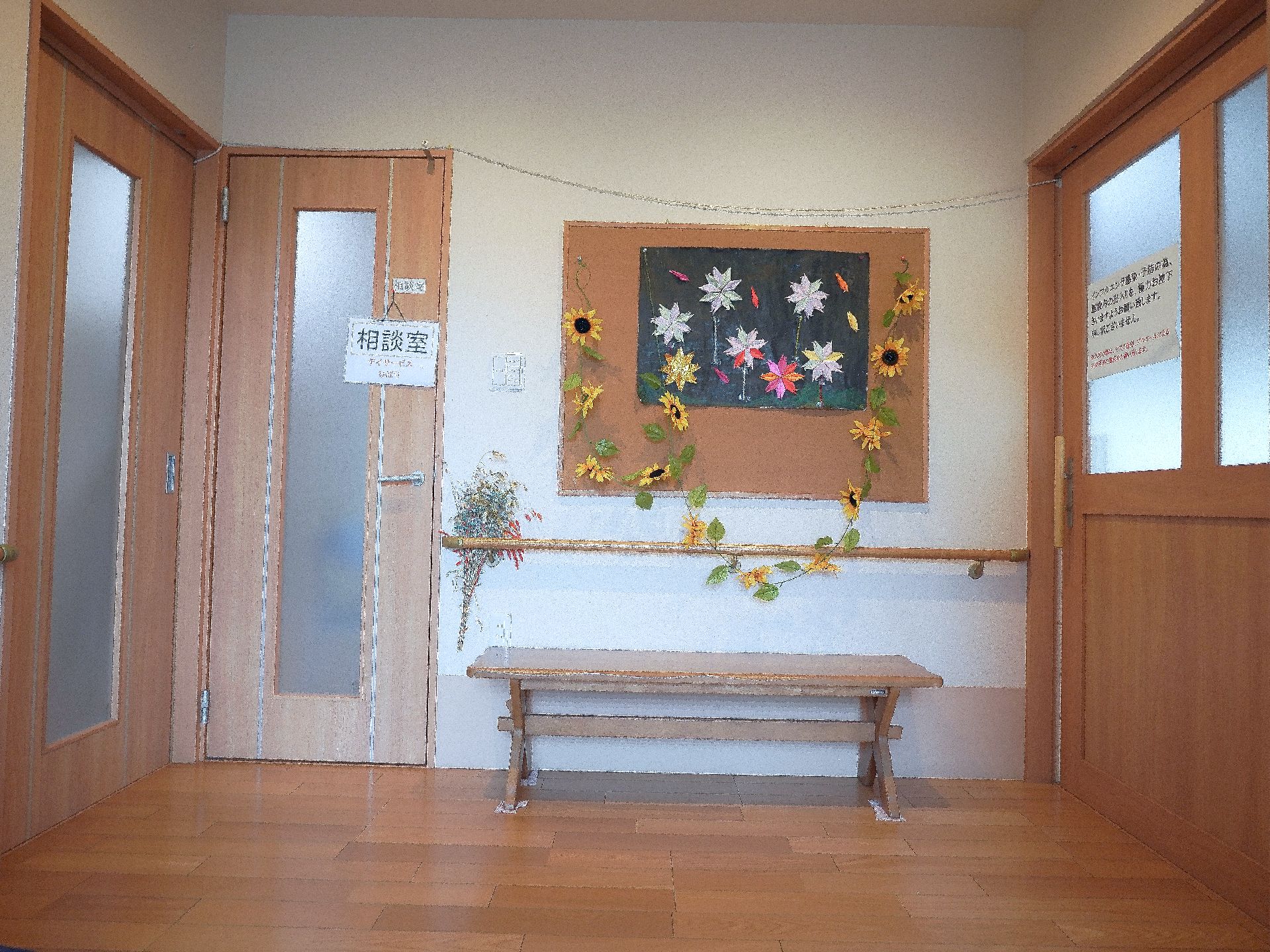 ベンチのあるエントランス
