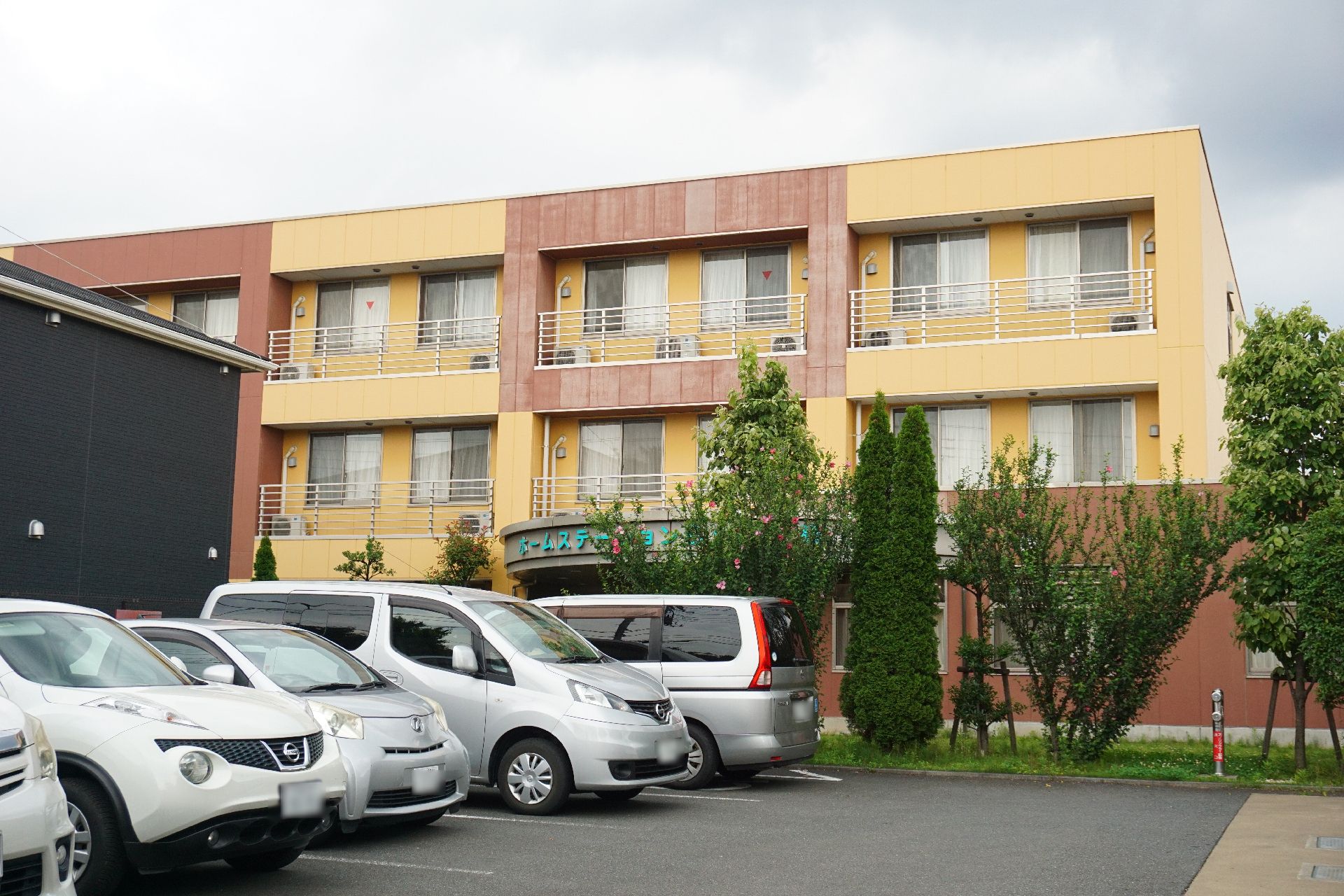 外壁がベージュを使った独特の色で、遠くからでも施設の場所がわかる外観