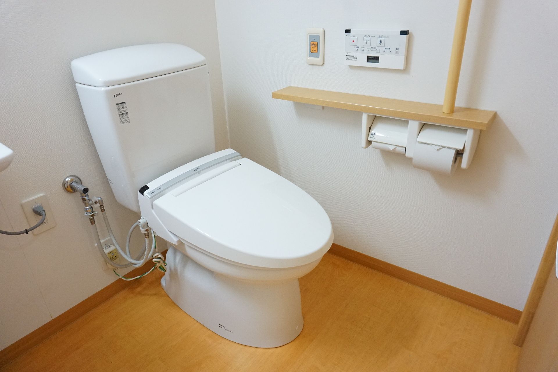 壁に手すりが取り付けられ、床の段差がすべて解消されているトイレ