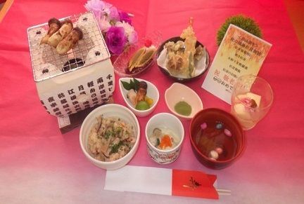 松茸の炭火焼や、松茸ごはん、茶碗蒸しや天ぷらなど、敬老の日の特別食