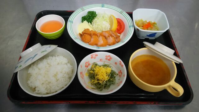 とんかつがメインのライスやスープがセットになったメニュー