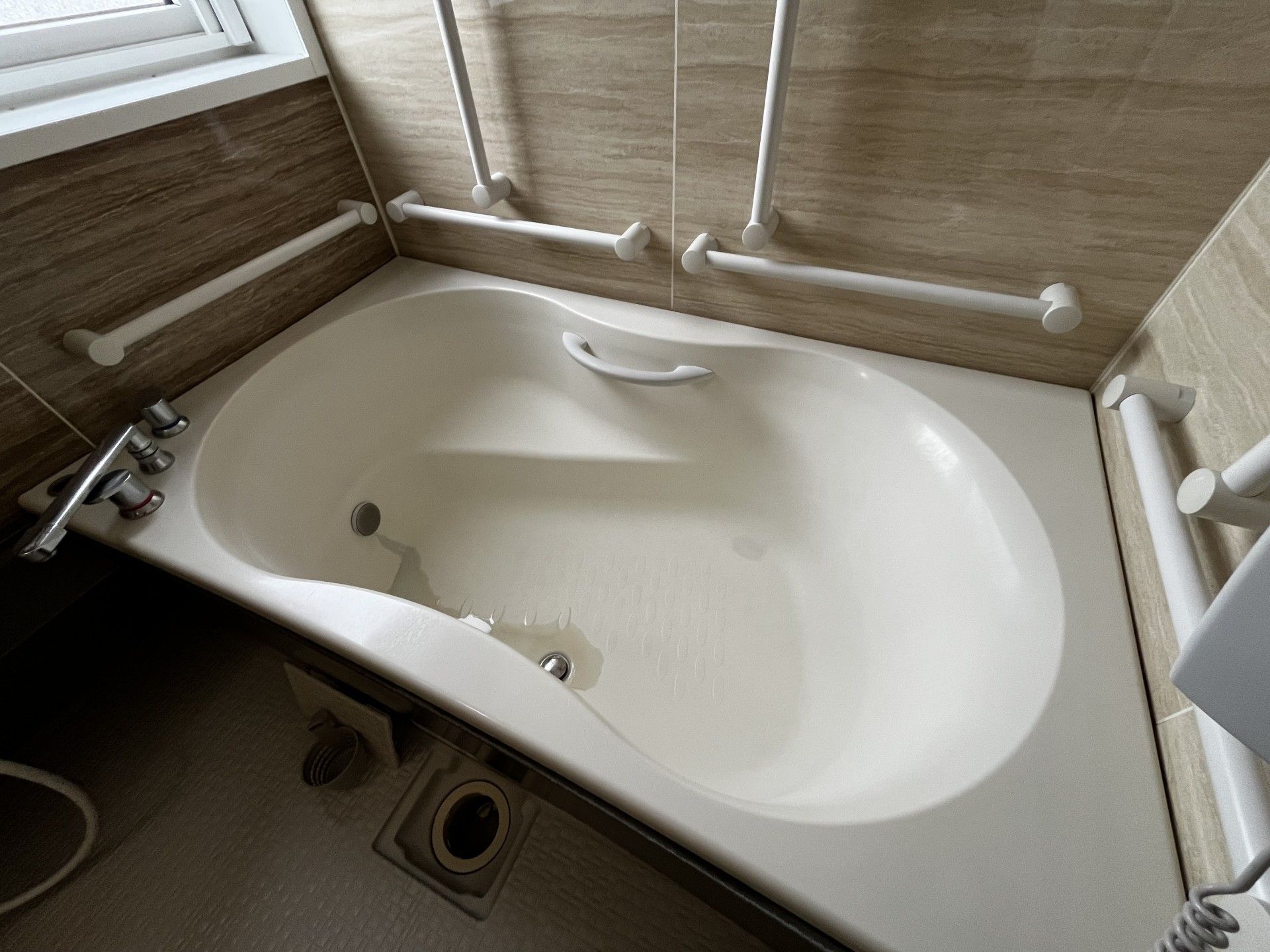 手すり付きの浴槽