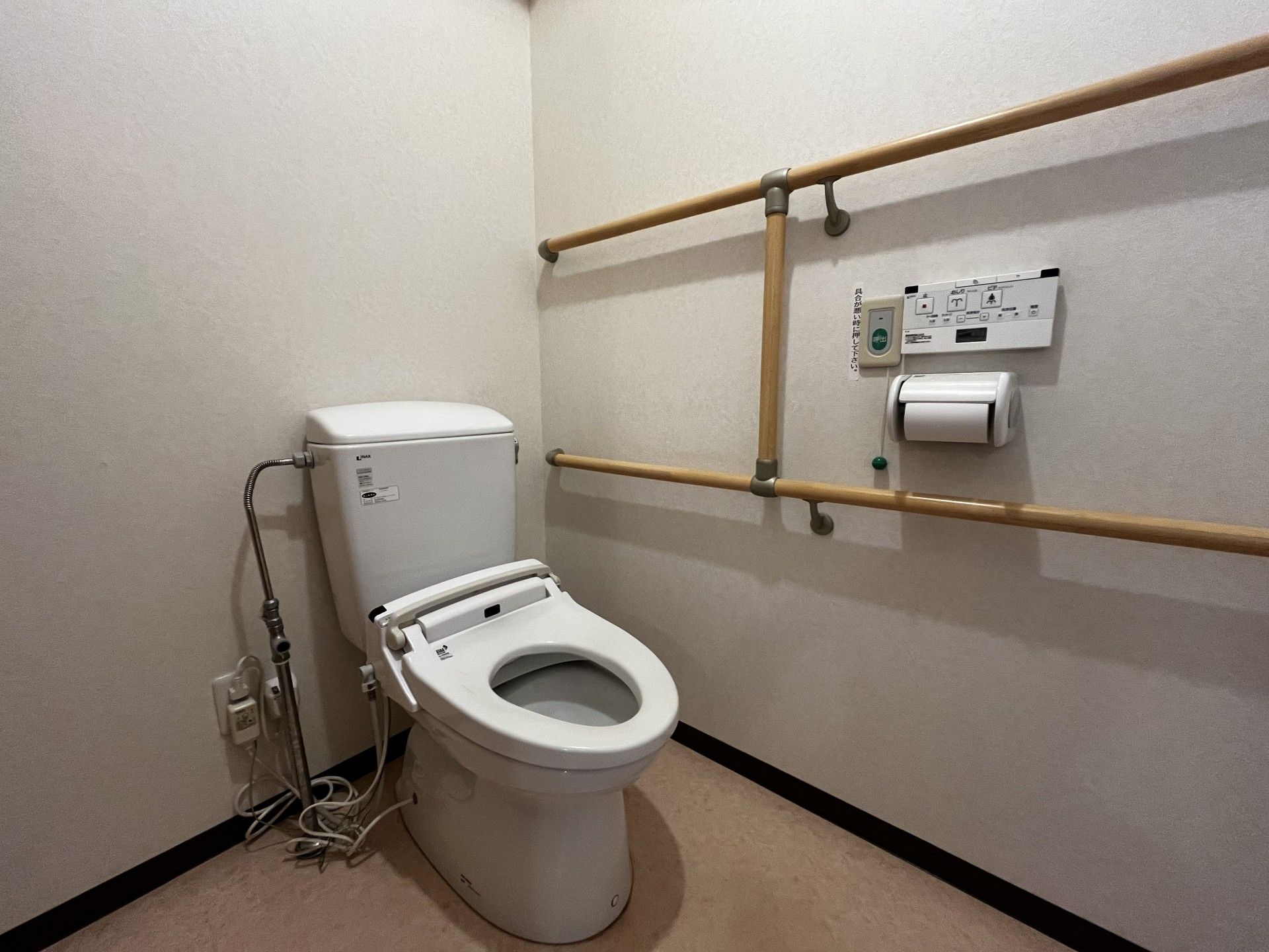 手すり付きのトイレ