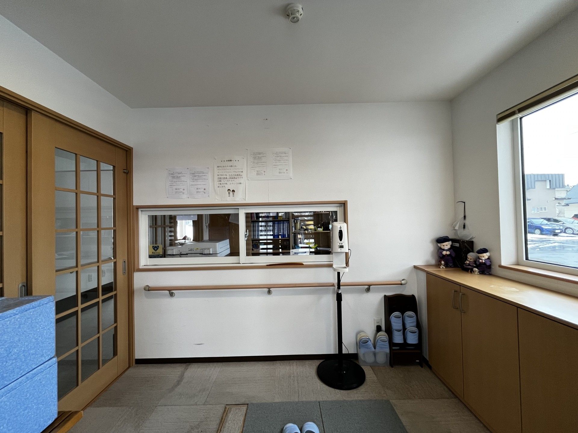 受付のある明るい空間