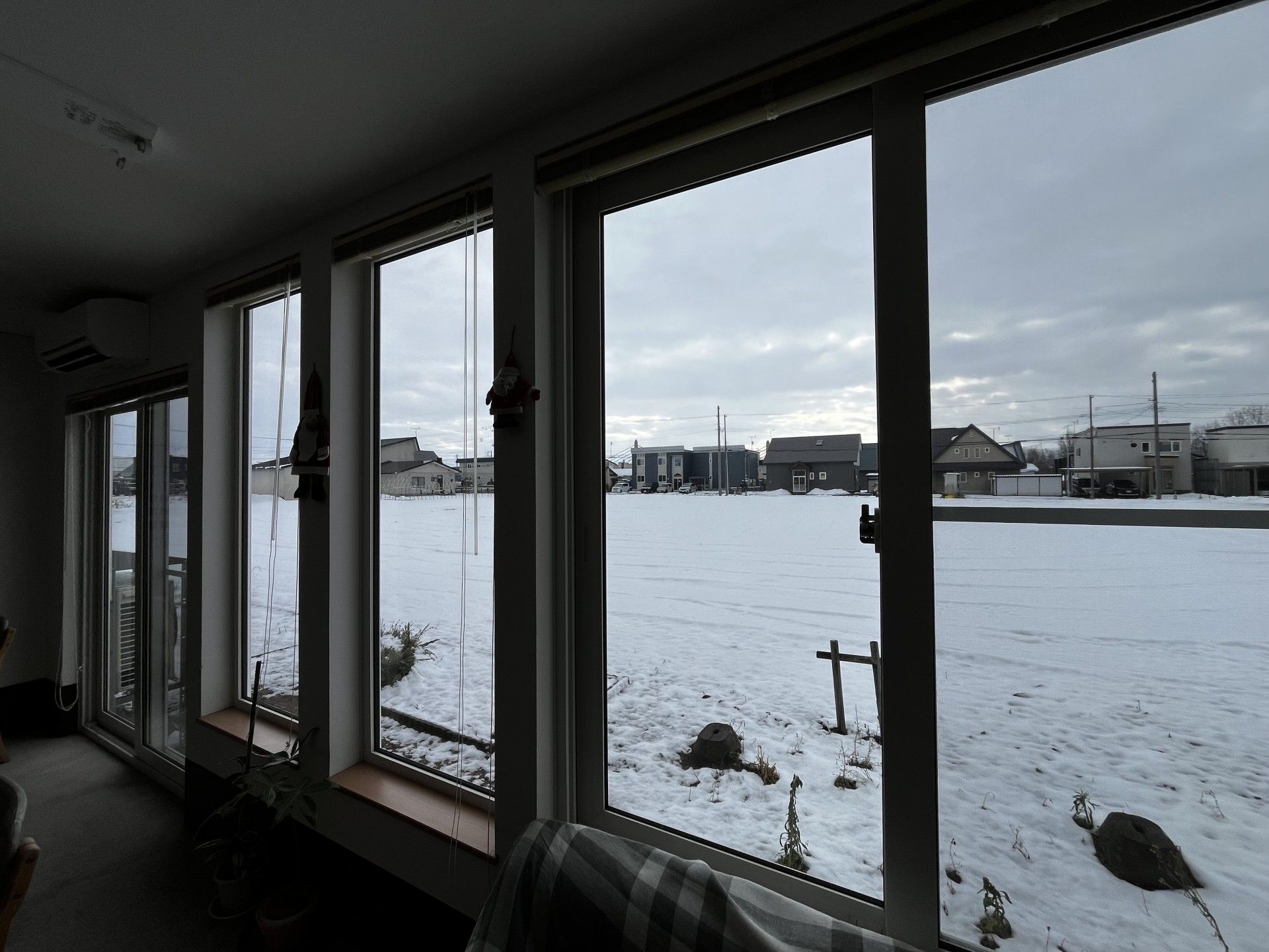 雪景色が見える大きな窓