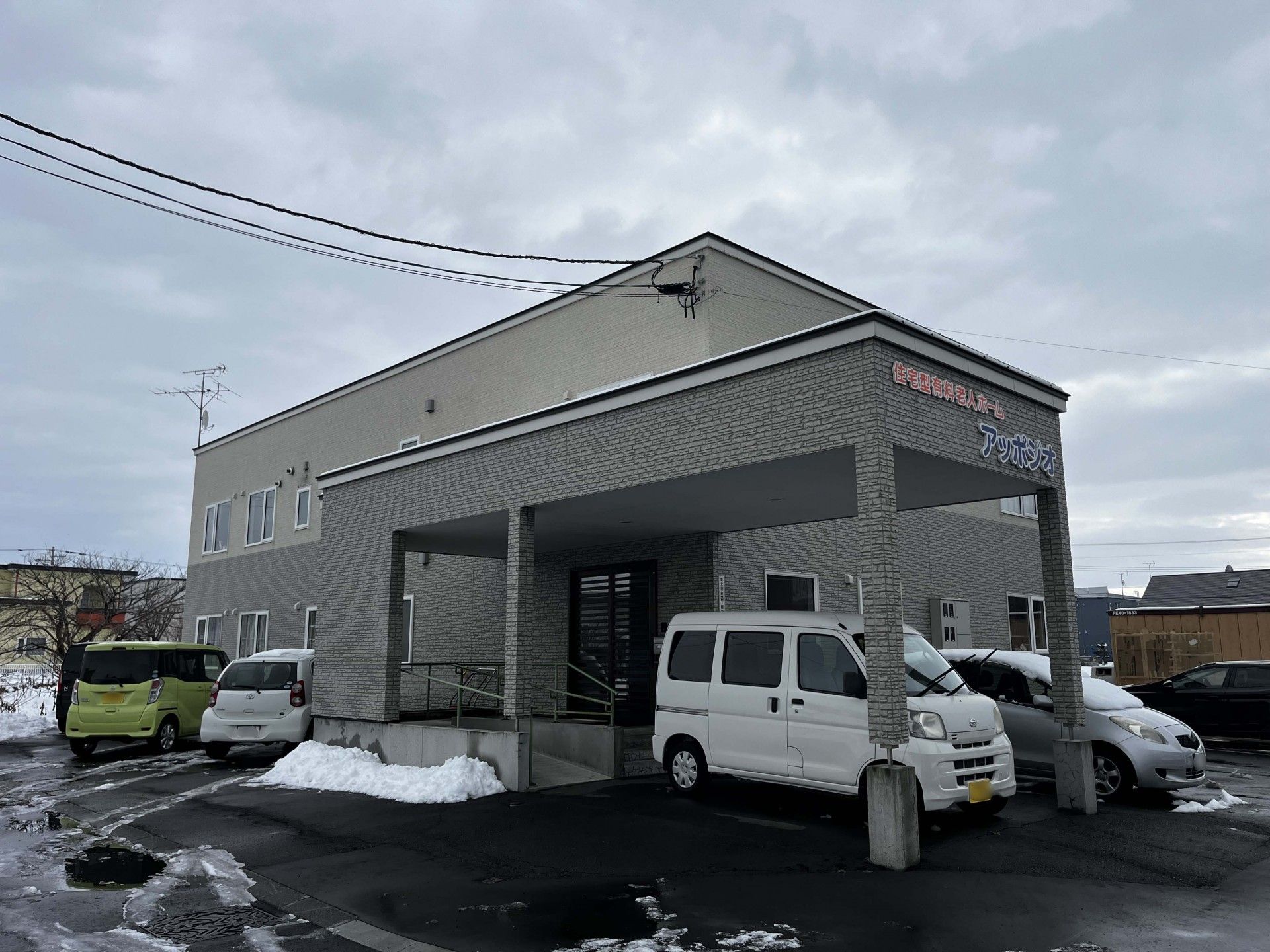 雪のある建物の外観