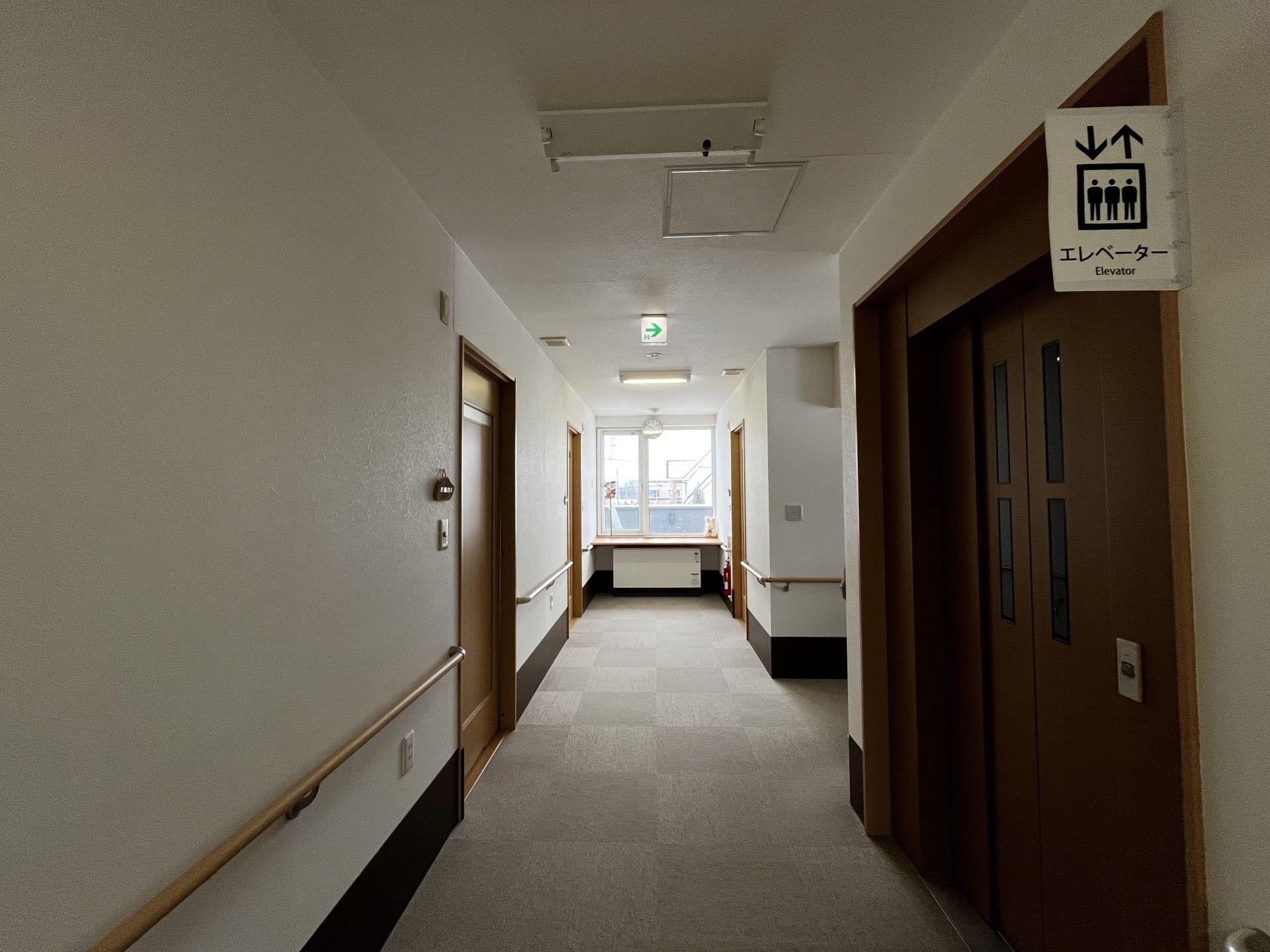 明るい廊下とエレベーター