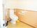 広いトイレにはエル字型の手すりや可動式の手すりが設置されている。