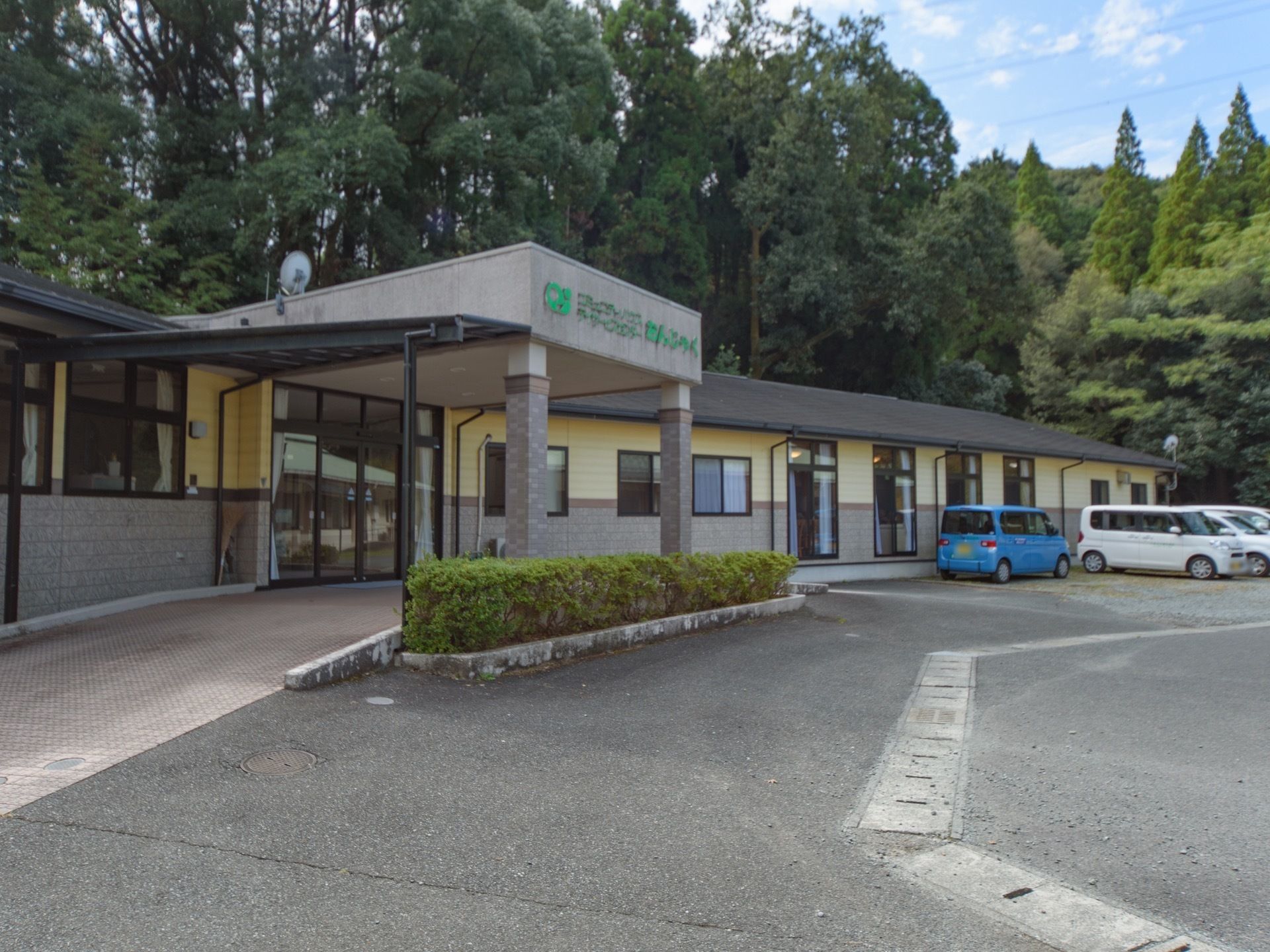 出入口の両サイドにはなだらかな坂があり、駐車場から玄関までの段差は少ない。ドアの前には、屋根が設けられている。
