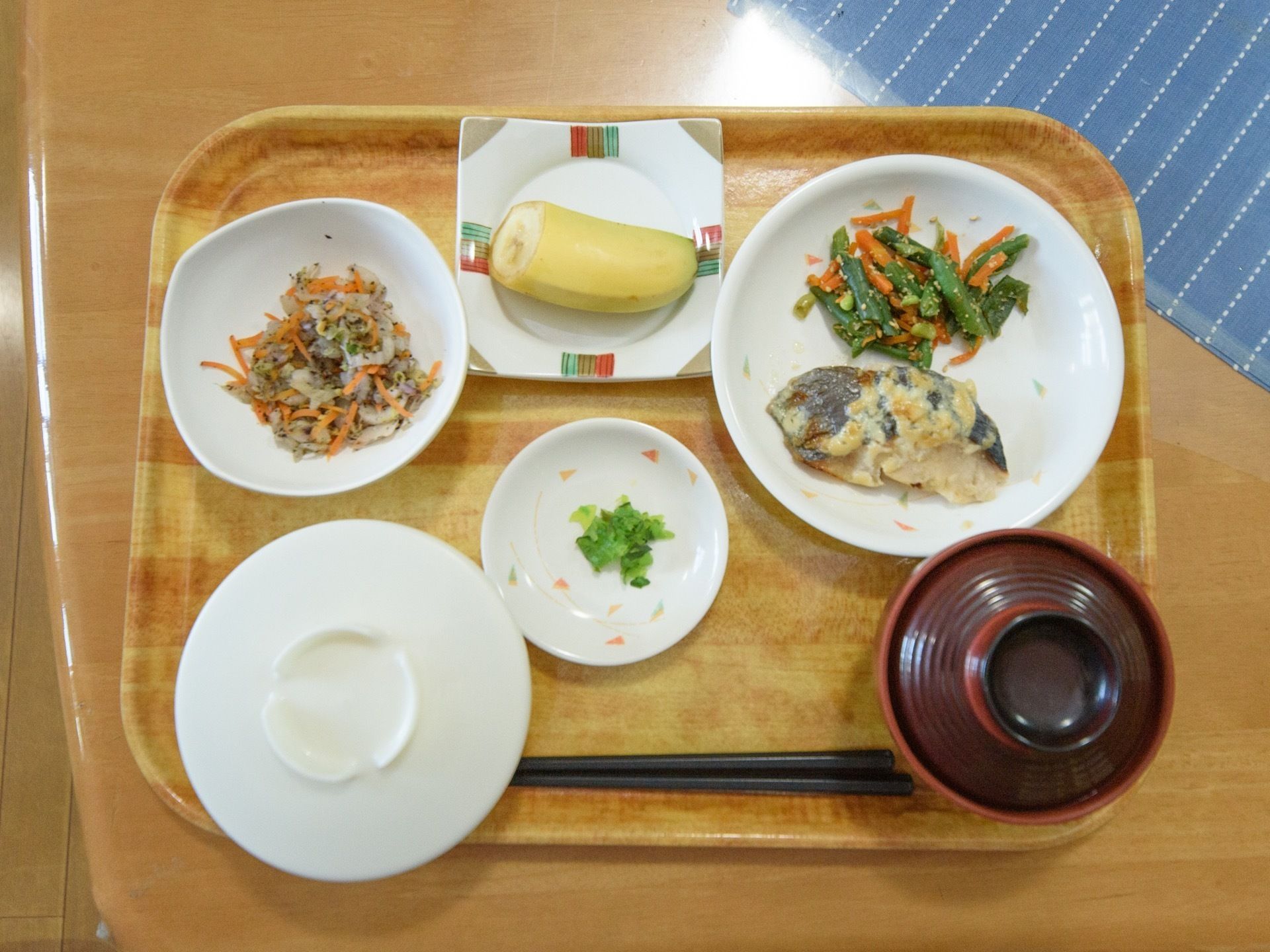 お食事は白地に少しだけ模様が入った、シンプルな器に盛り付けられている。トレーは木目調の物を使用している。