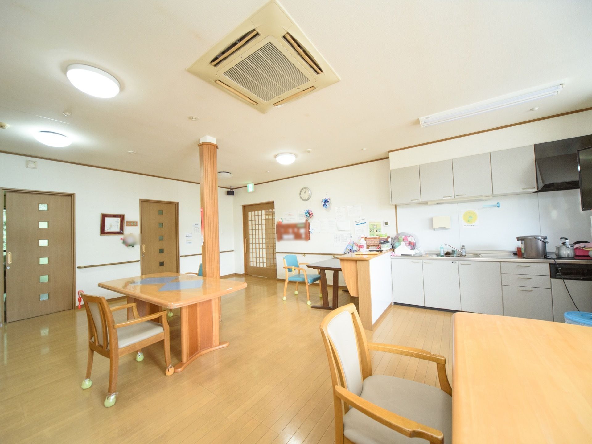 大部屋のエアコンは天井にあり、４隅から風を送ることができる。キッチンには電気ポットが完備されていて、お湯を沸かせる。