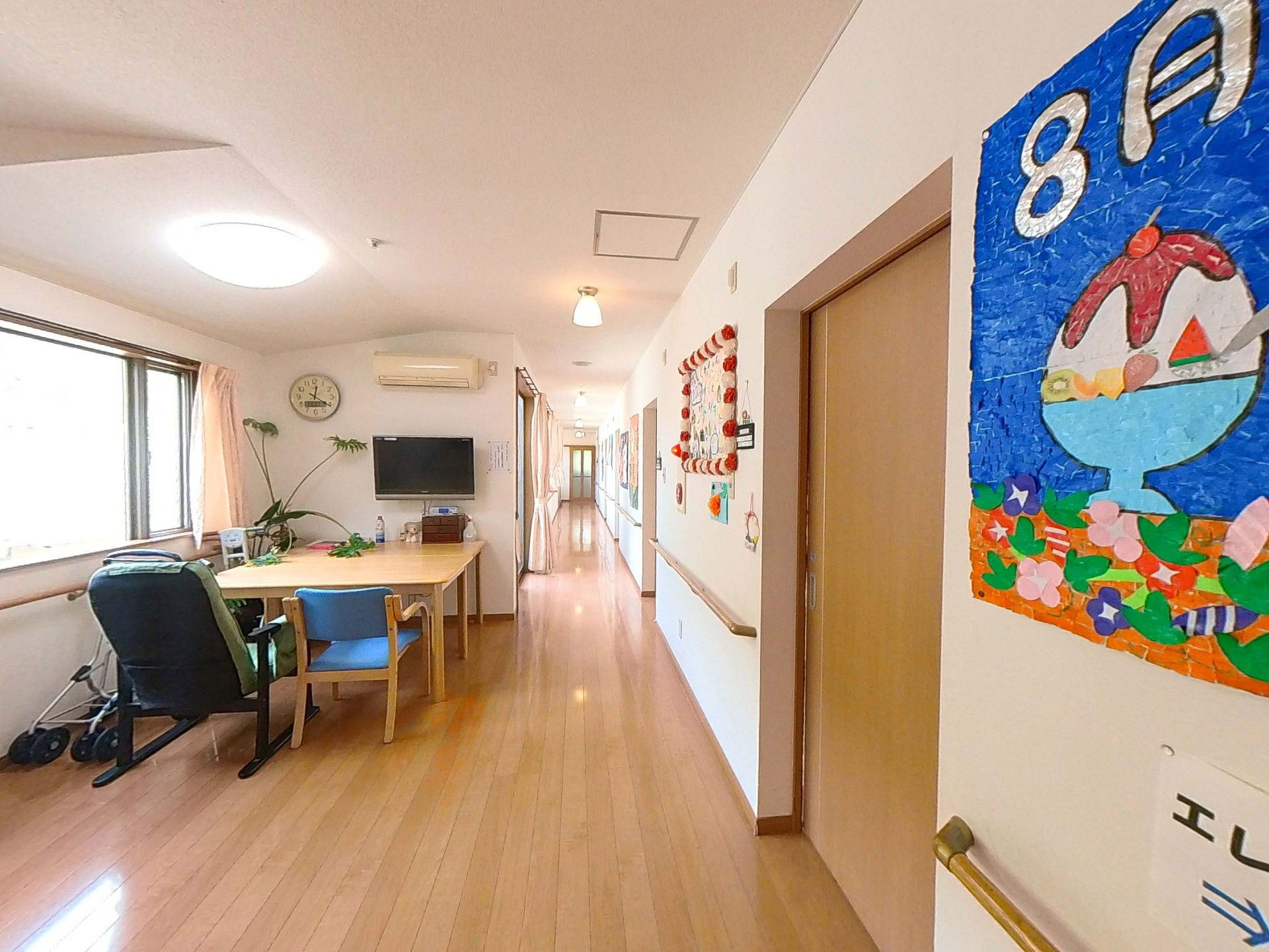 明るい廊下とテーブル