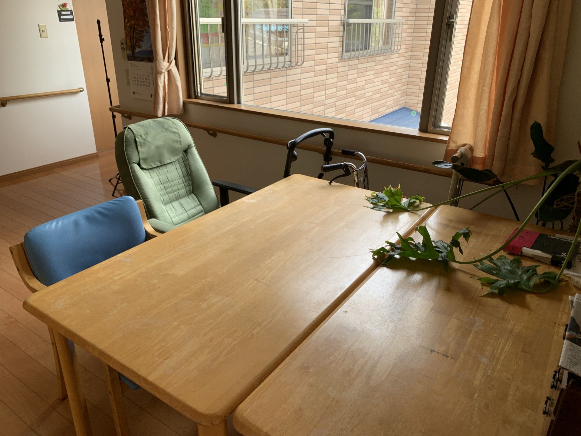 窓際のテーブルと椅子