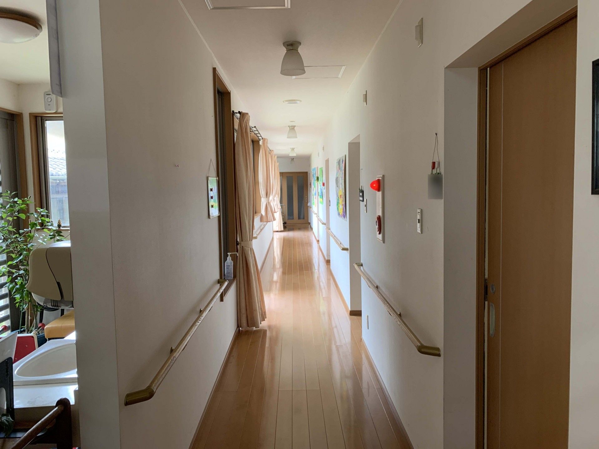 手すり付きの長い廊下