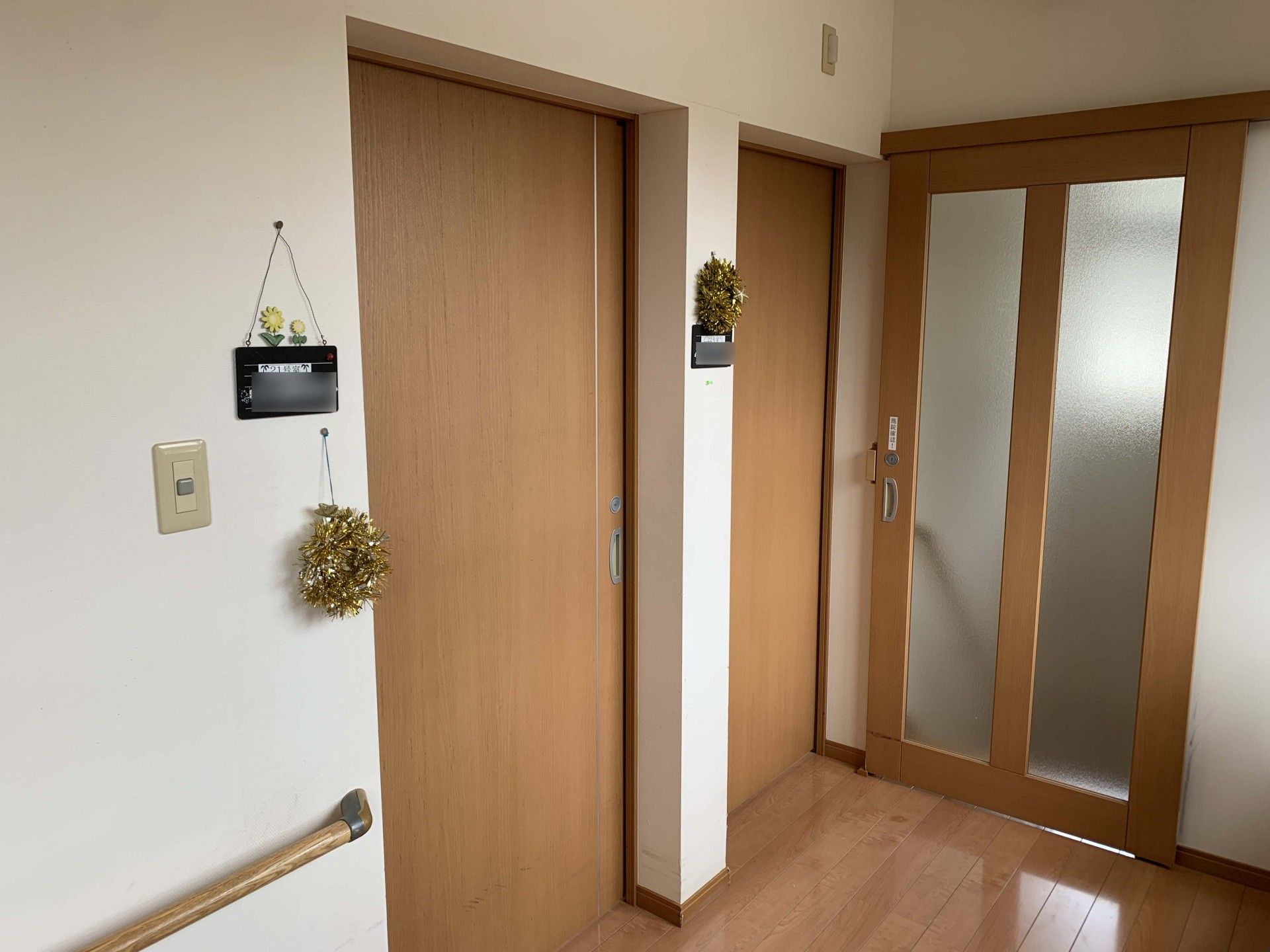 木製の引き戸の廊下