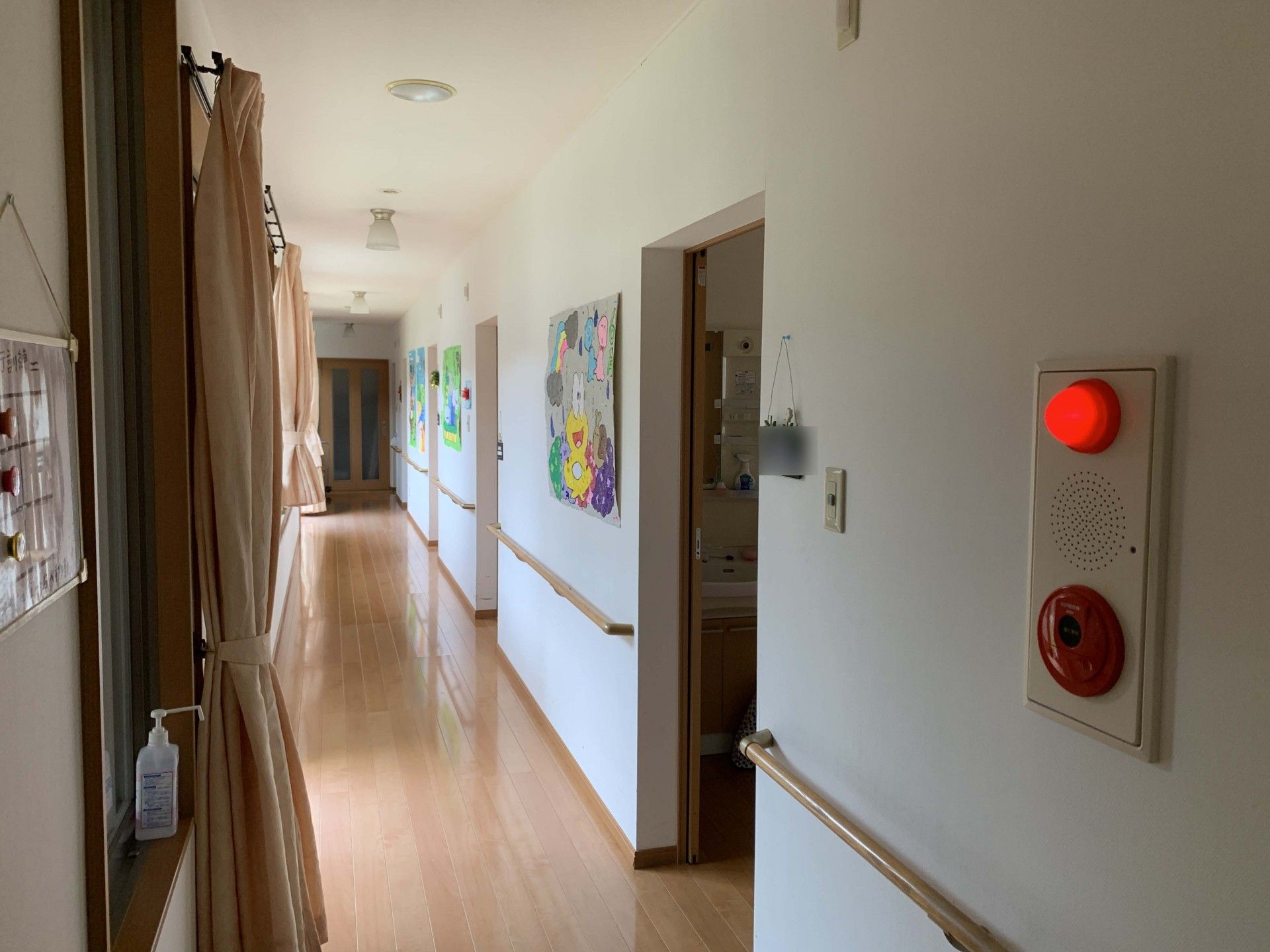 笑顔で女性ケアマネジャーの話を聞く高齢女性