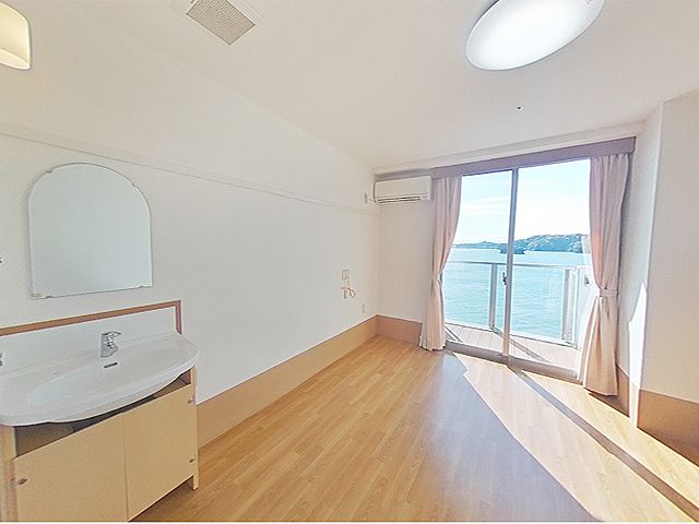 お部屋には洗面台とエアコン、外の景色が眺められる窓