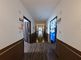 明るく広々とした廊下