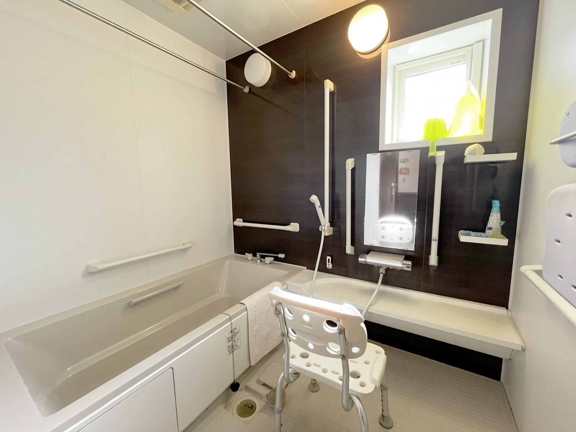 手すり付きの浴室