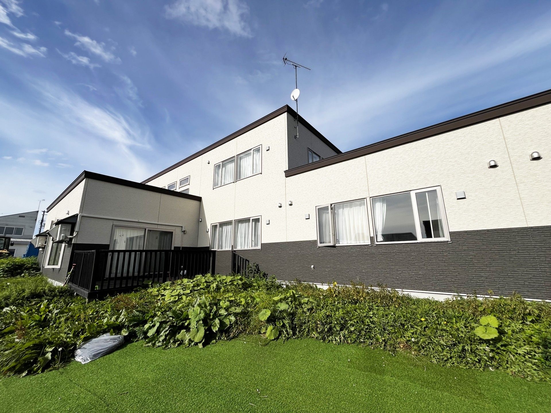 緑に囲まれた建物外観