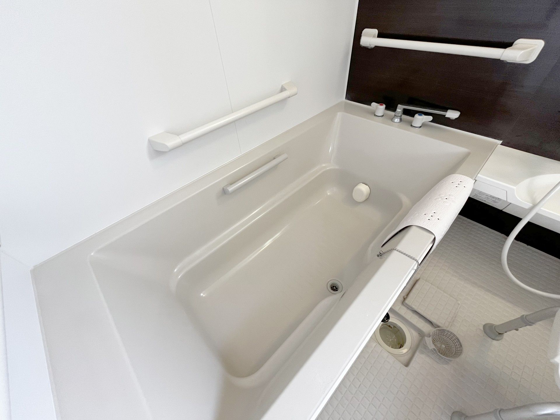 手すり付きの浴槽