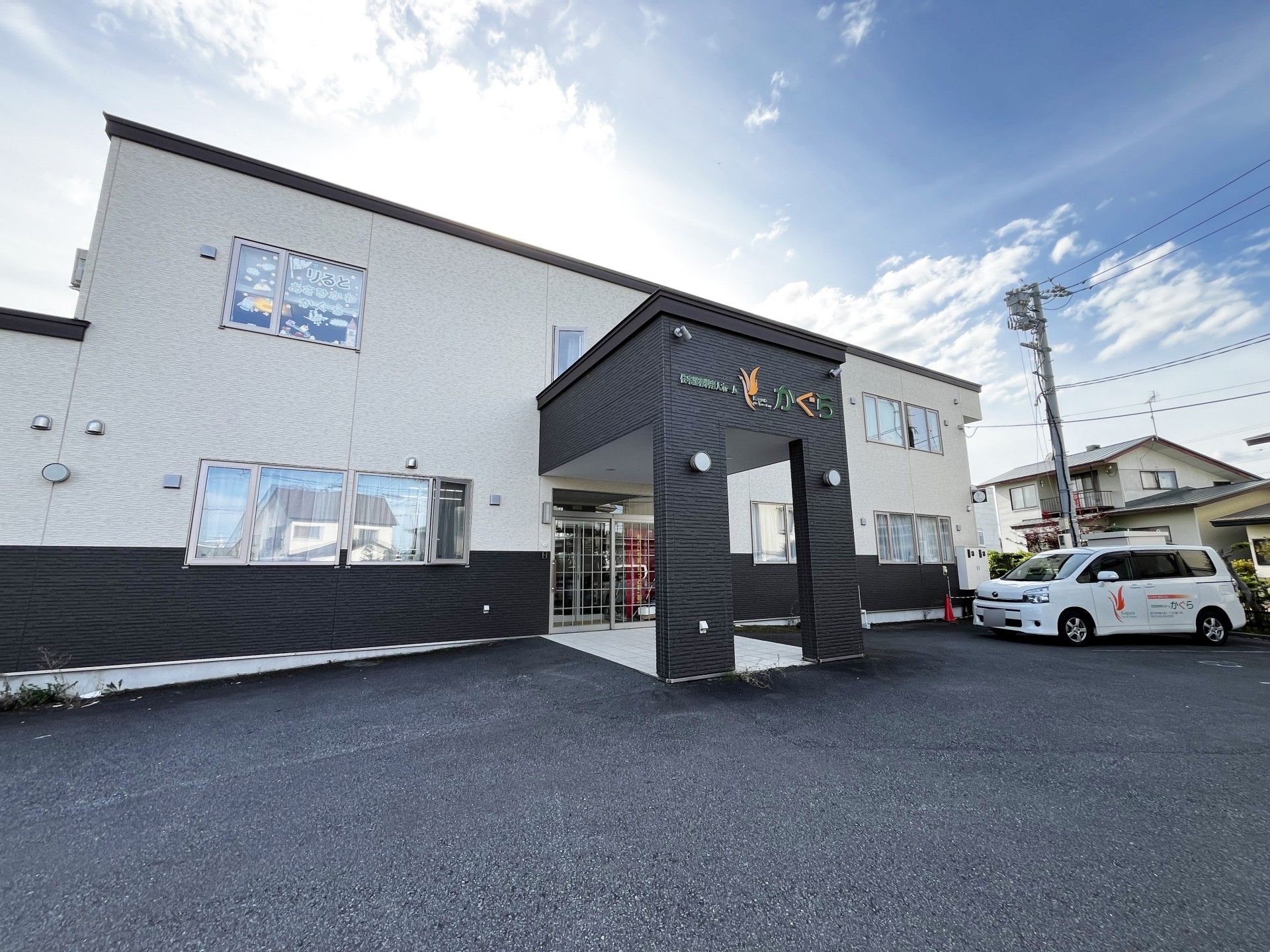 広い駐車場のある建物