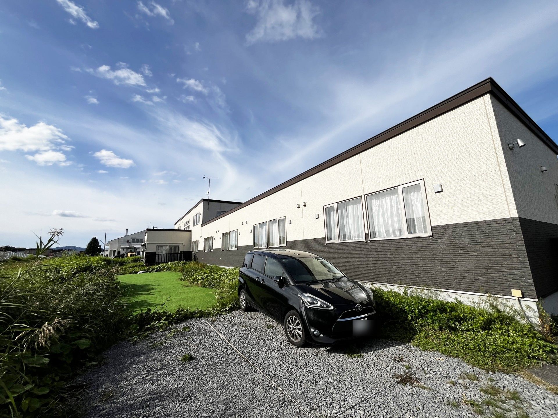 青空の下の建物外観