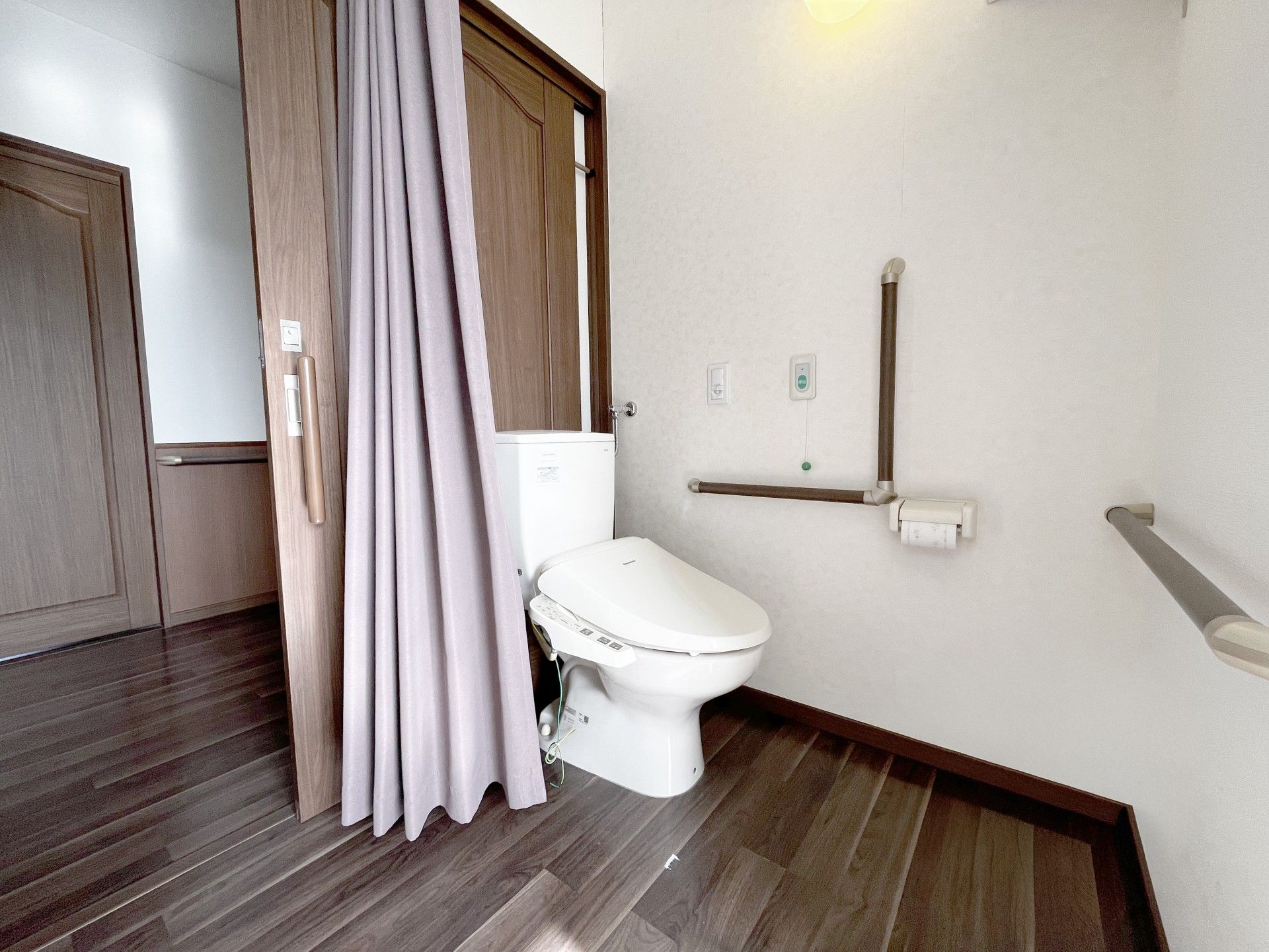 手すり付きのトイレ