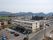 周囲の景色が広がる建物