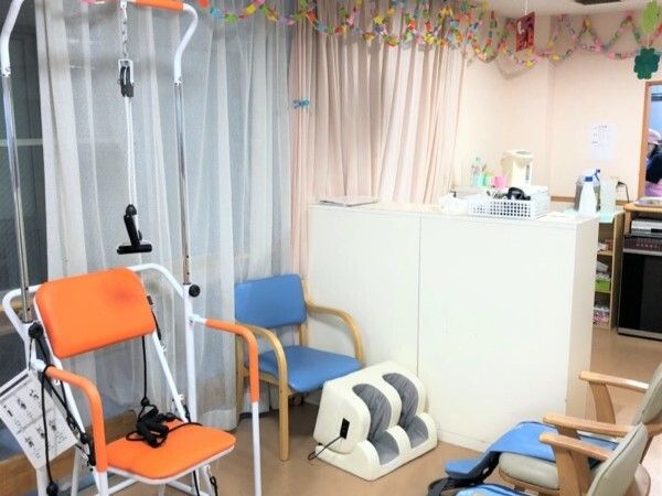 フットマッサージャーやぶら下がったロープを引っ張る運動ができるマシンが設置されている。