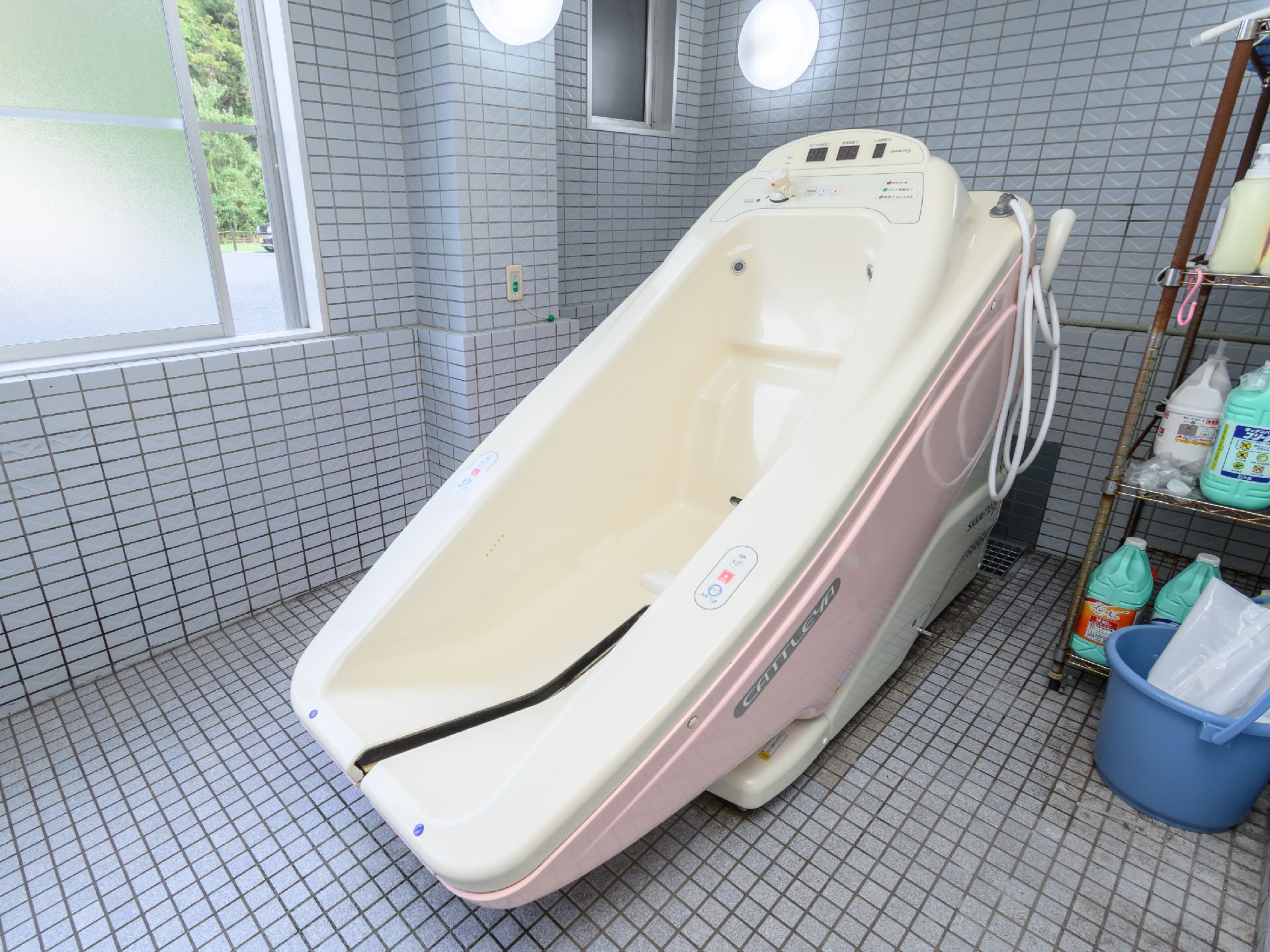 介護浴槽の設置された浴室