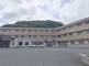 広々とした介護施設の外観