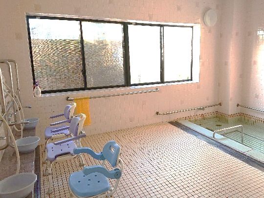 タイル張りの浴室の右側には埋め込み式の浴槽が設置され、左側にはシャワスペースがある。