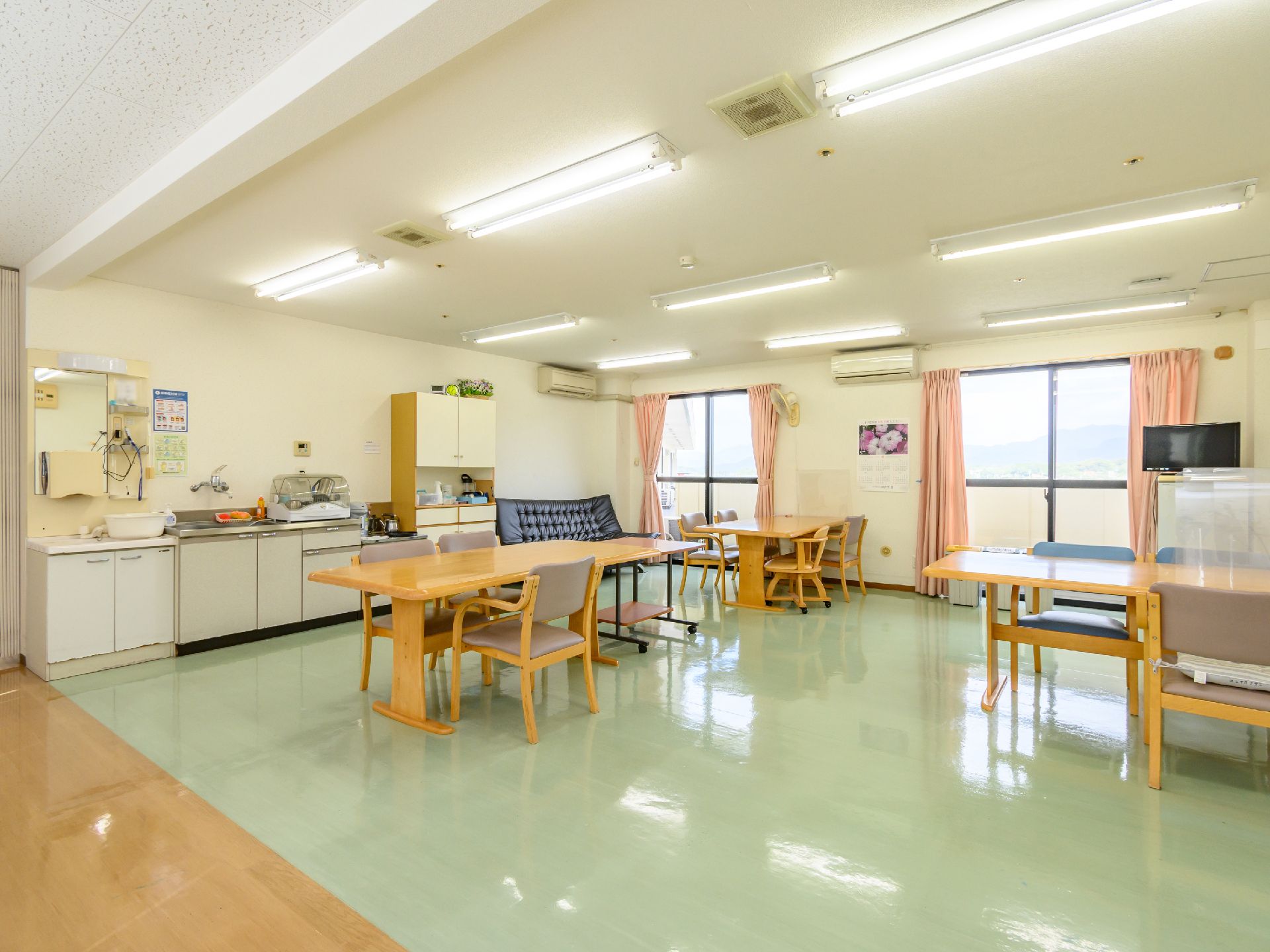 多くの照明が設置されている共有スペース