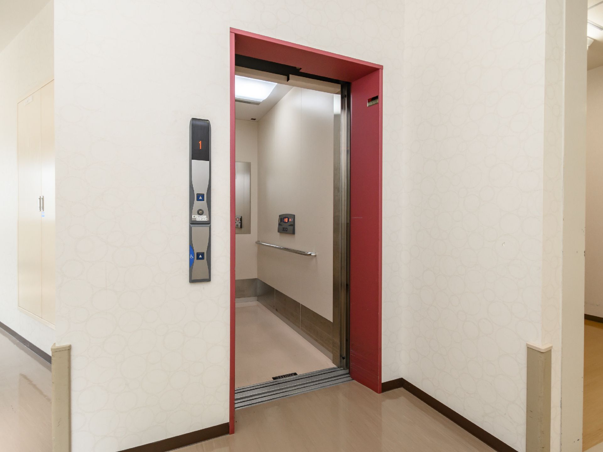 エレベーターが設置されている館内