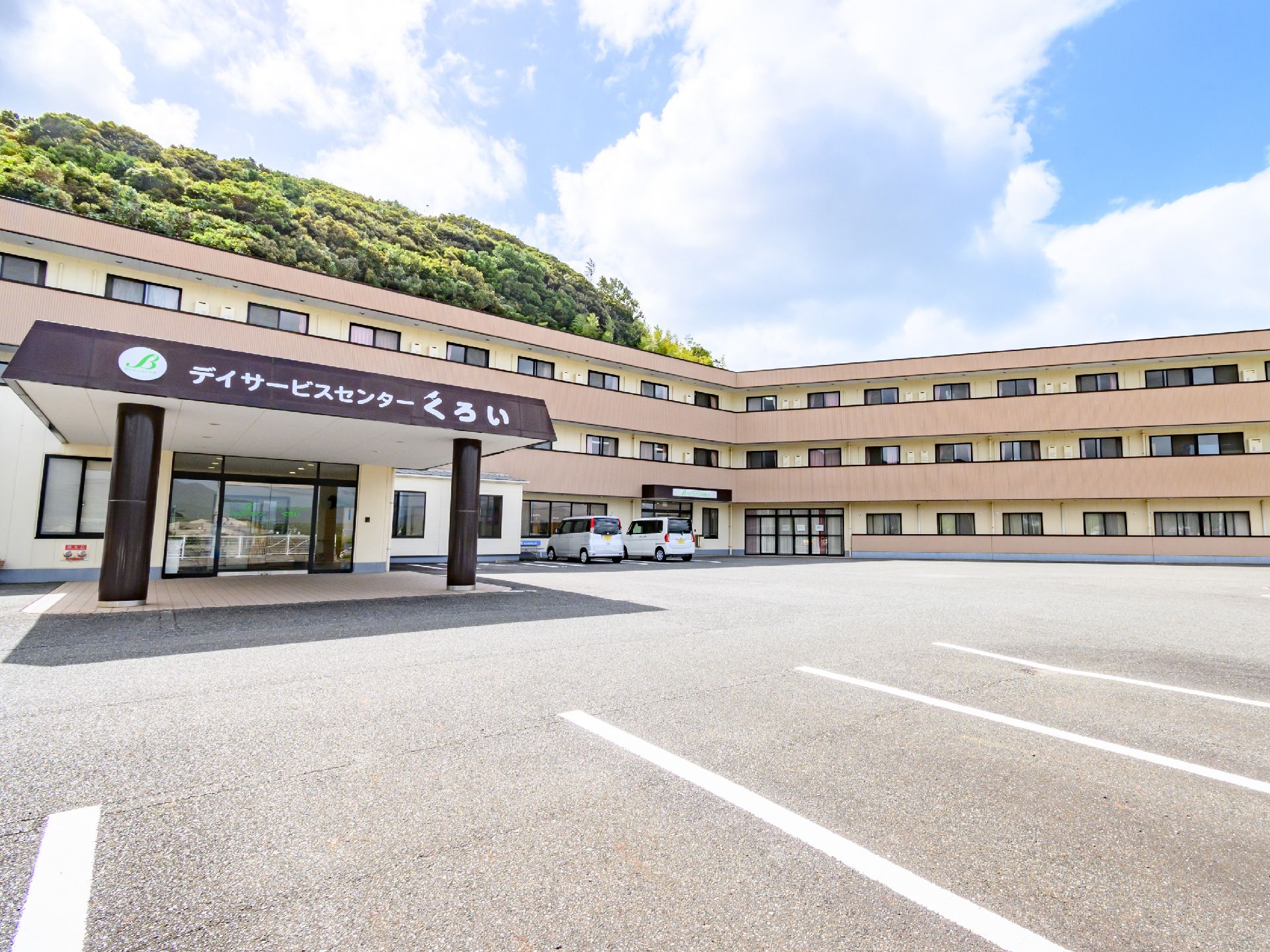 広い駐車場が完備された施設
