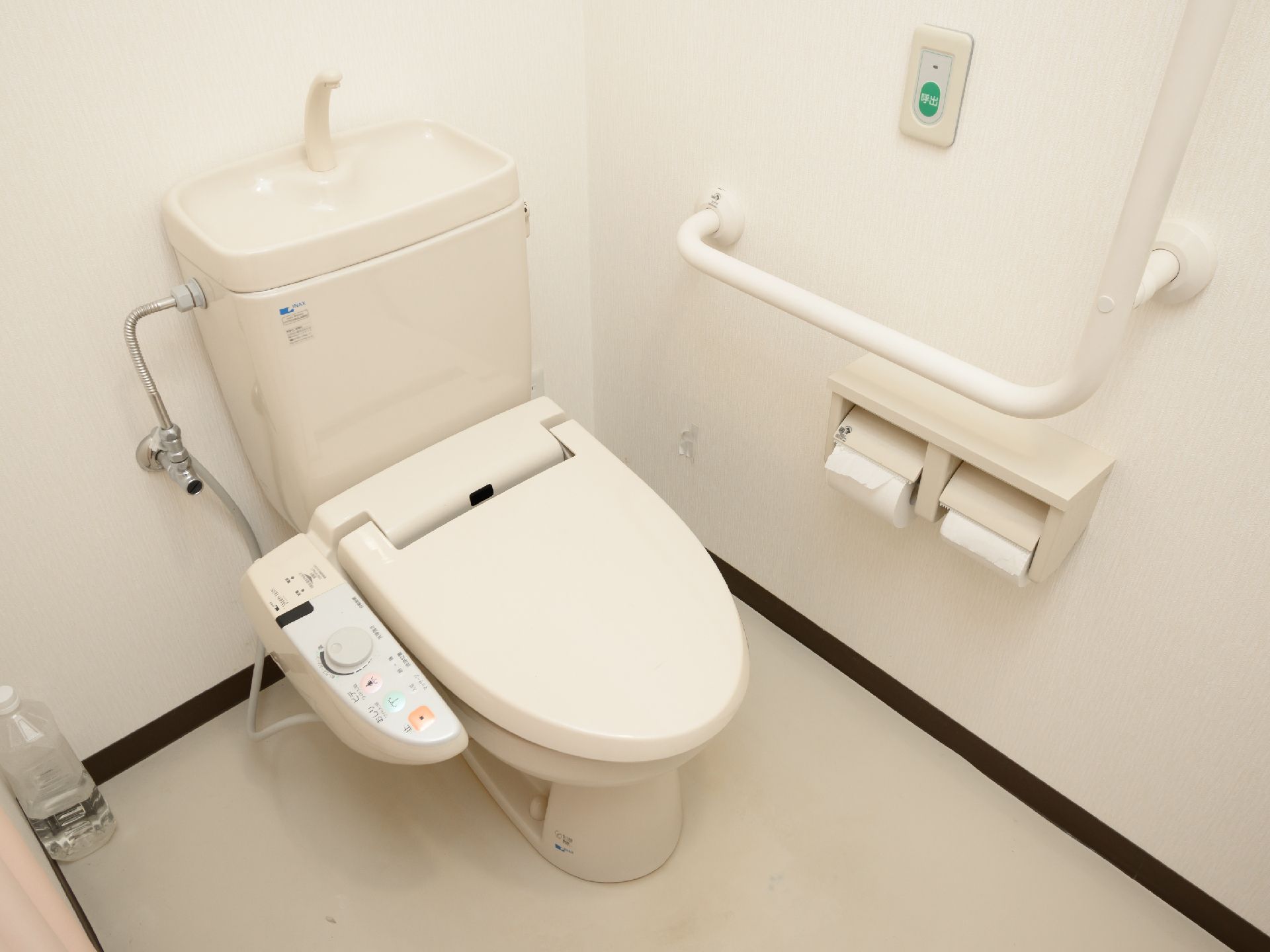 手すりが設置されているトイレ