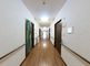 明るく広々とした廊下